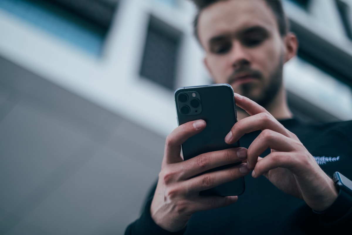 Love Bombing and Emotional Manipulation: Protecting Your Heart in Online Dating